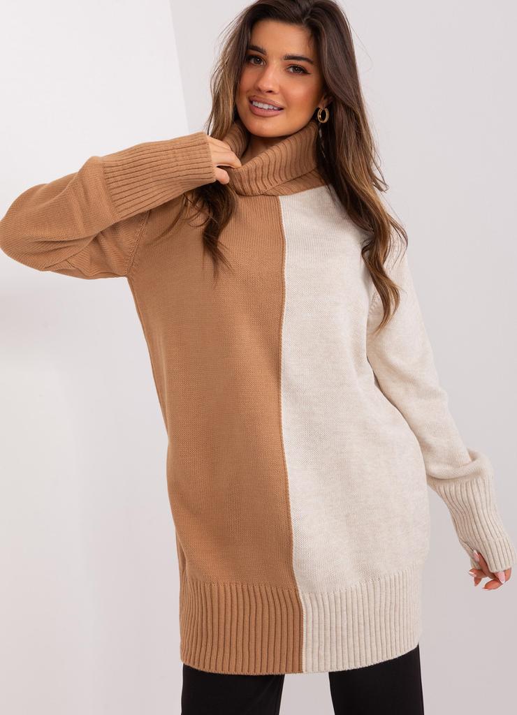 Camelowo-beżowy dwukolorowy sweter z golfem