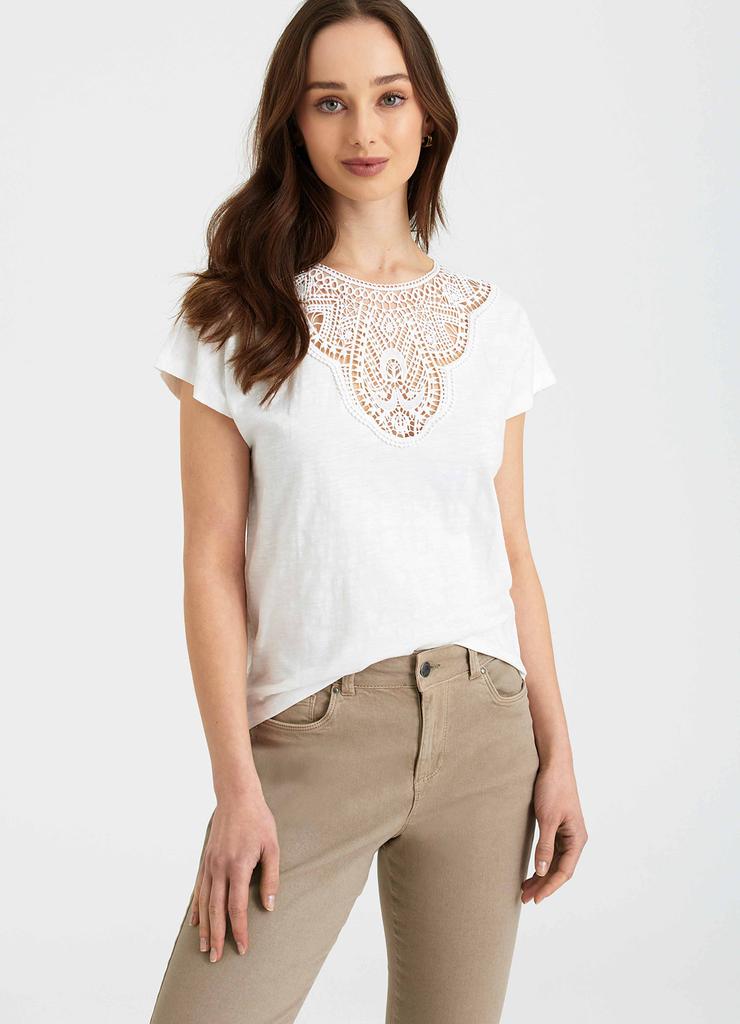T-shirt damski z ozdobnym dekoltem biały
