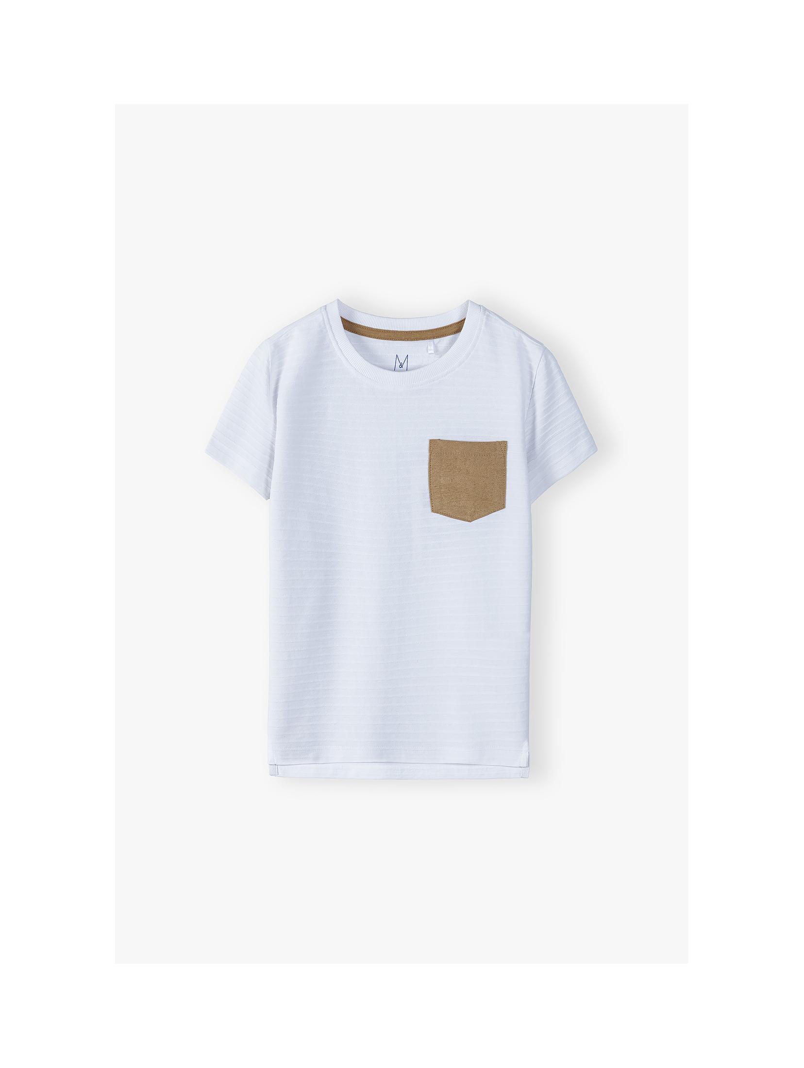 Bawełniany prążkowany t-shirt chłopięcy z ozdobną kieszonką - biały